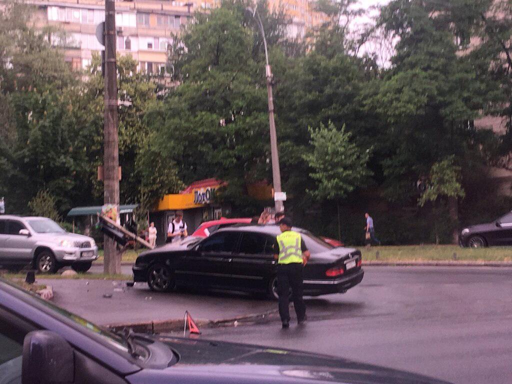 У Києві трапилася жорстка ДТП із Mercedes: перші подробиці