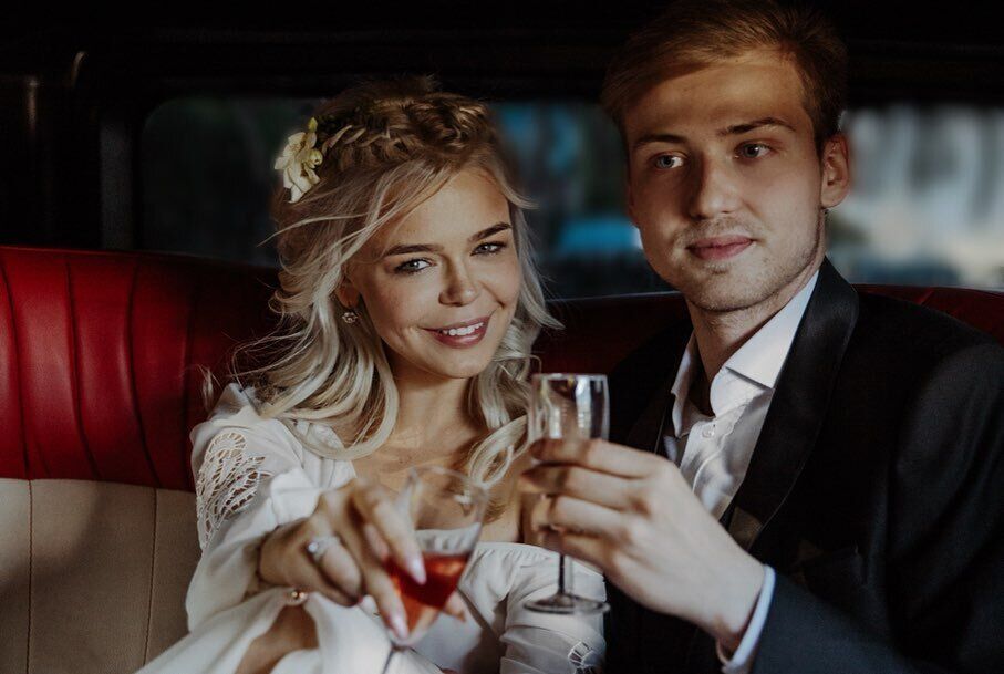 Алина Гросу и Александр с шампанским