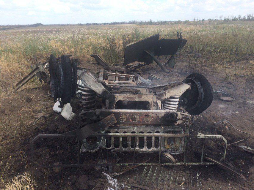 "Хаммер", на якому їхали медики, після прямого влучання ПТРК