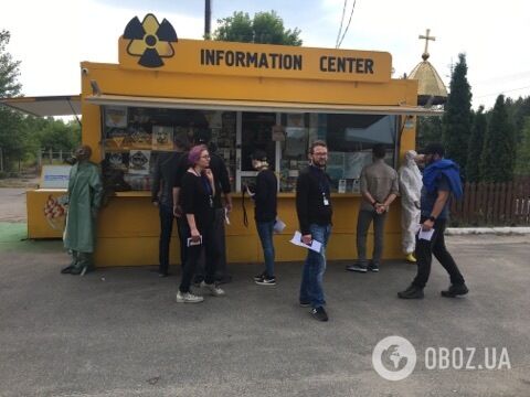 При въезде в зону отчуждения стоит ларек с сувенирами, торговля идет бойко