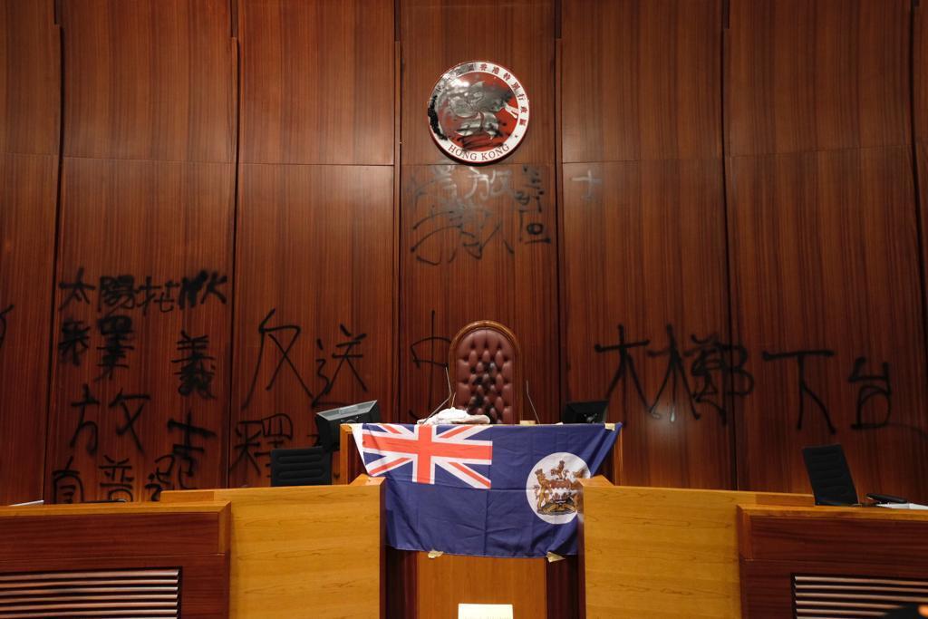 Вышли миллионы: в Гонконге протестующие разгромили парламент. Подробности, фото и видео