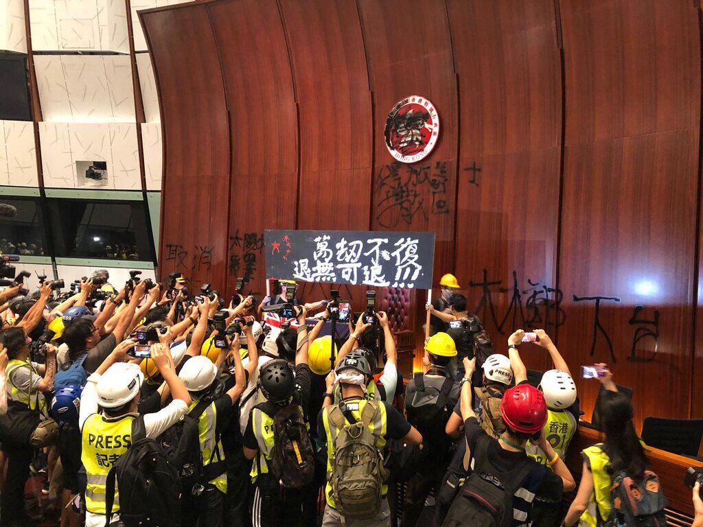 Вийшли мільйони: у Гонконзі протестувальники розгромили парламент. Подробиці, фото і відео