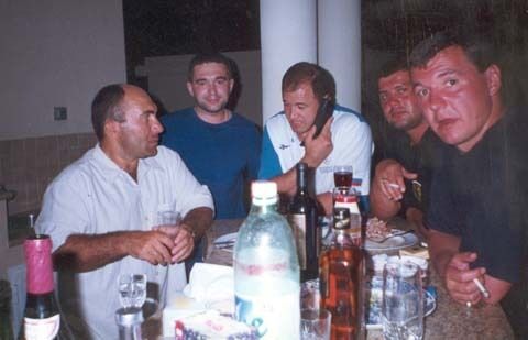Руслан Савлохов (крайний слева) с членами ОПГ