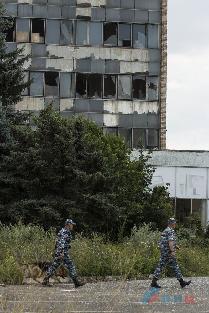 Вибило вікна, зруйнувало стіну: у Луганську прогримів вибух