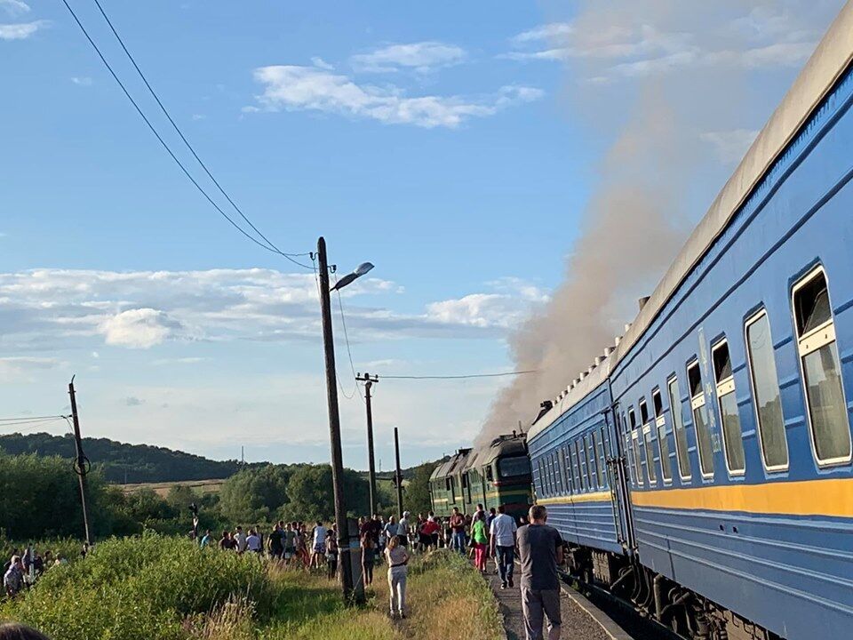Под Львовом загорелся поезд с пассажирами: фото и видео ЧП