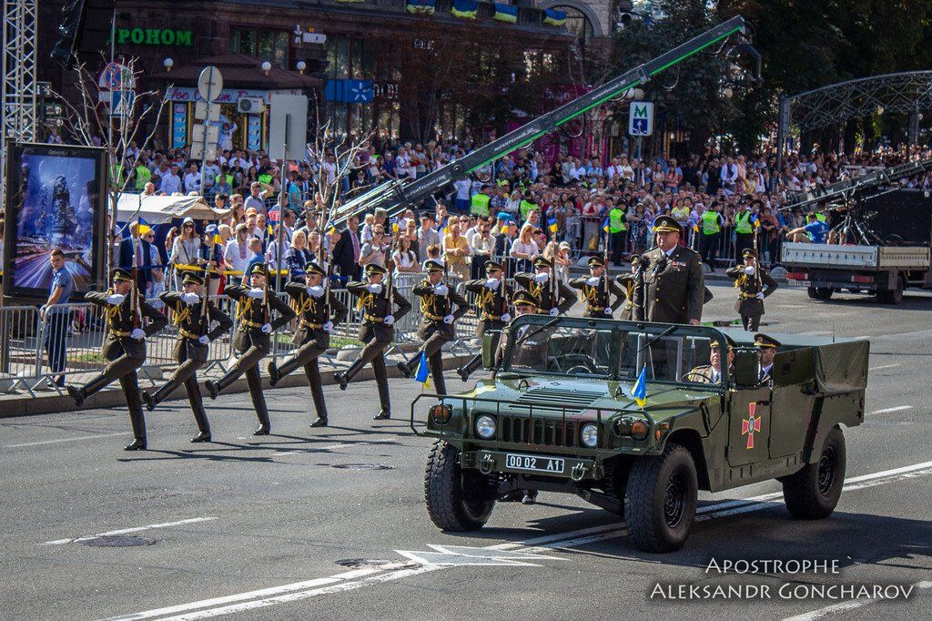 "Так вчинив Янукович": військові різко відповіли Зеленському на скасування параду