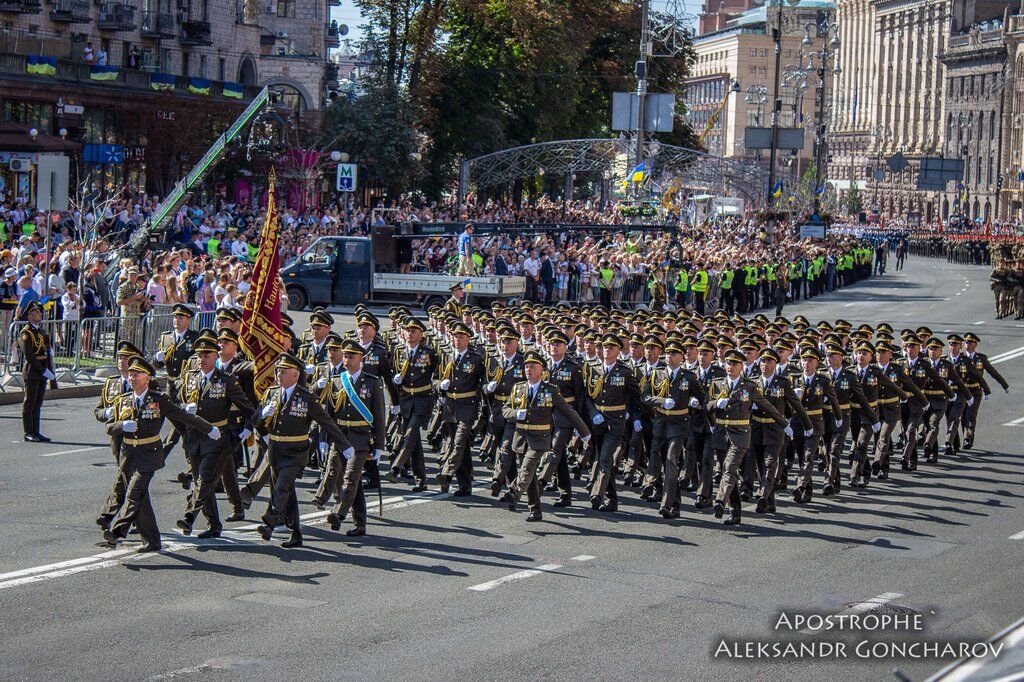"Так вчинив Янукович": військові різко відповіли Зеленському на скасування параду