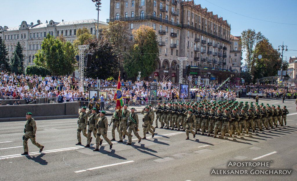 "Так вчинив Янукович": військові різко відповіли Зеленському на скасування параду