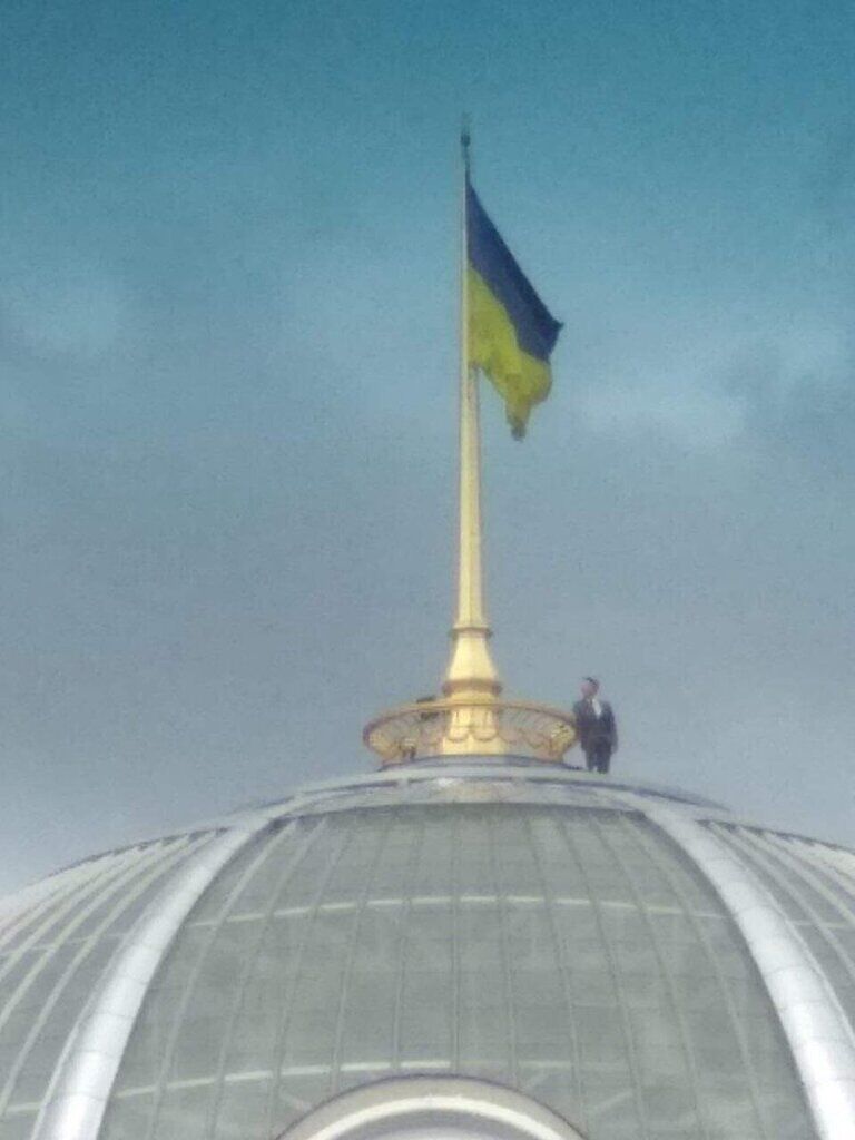 "Зеленский пишет селфи-видео": фото с человеком на куполе Рады взорвало сеть