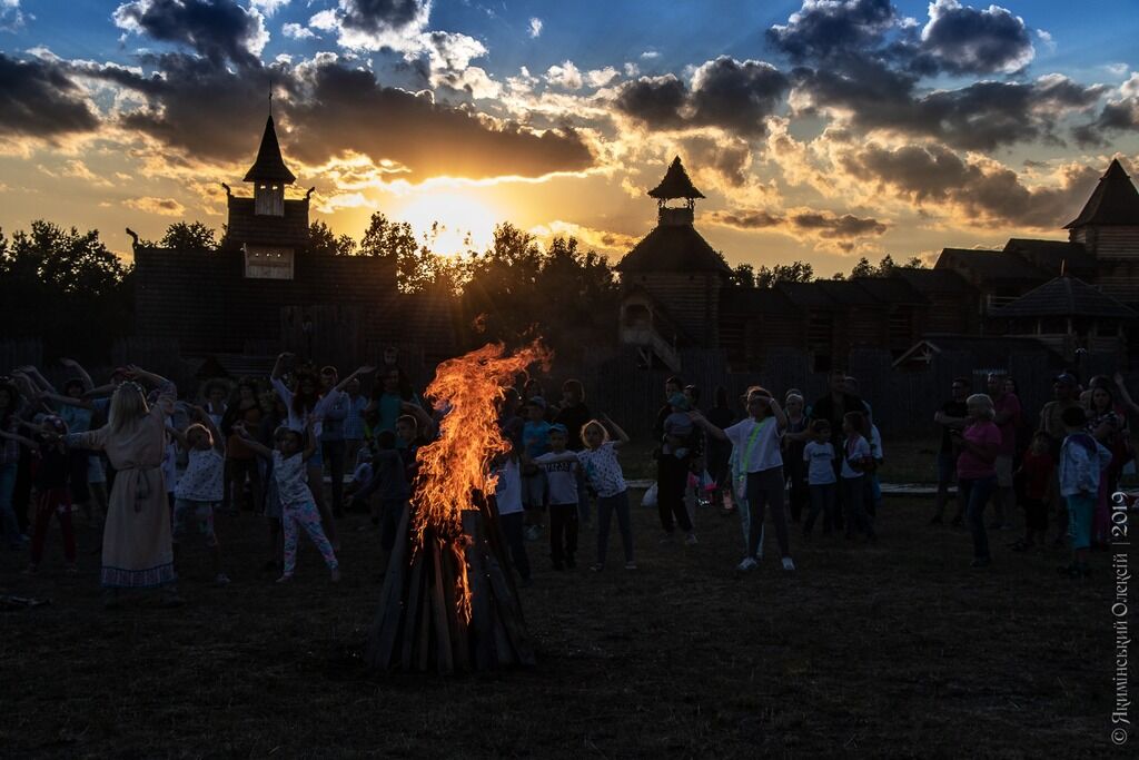 В Древнем Киеве в "Парке Киевская Русь" отпраздновали Купала по древнеславянскими традициями