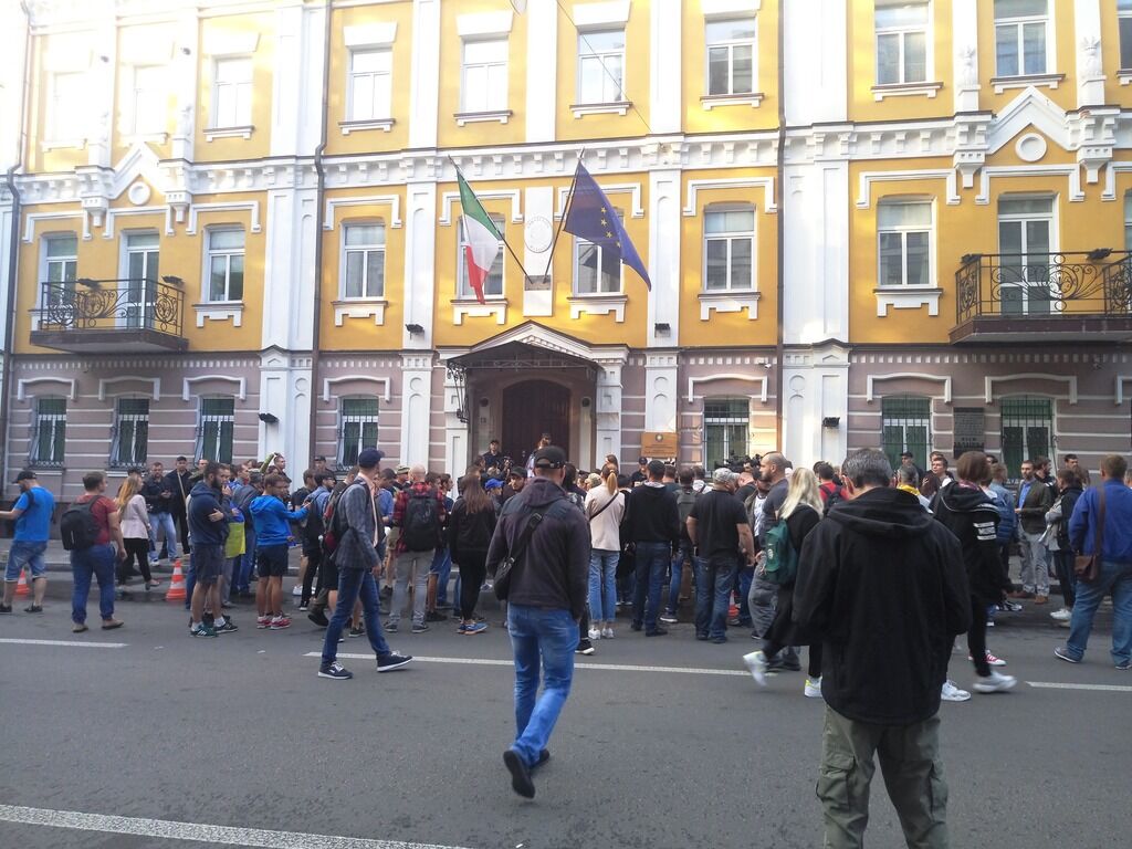 Протест під посольством Італії