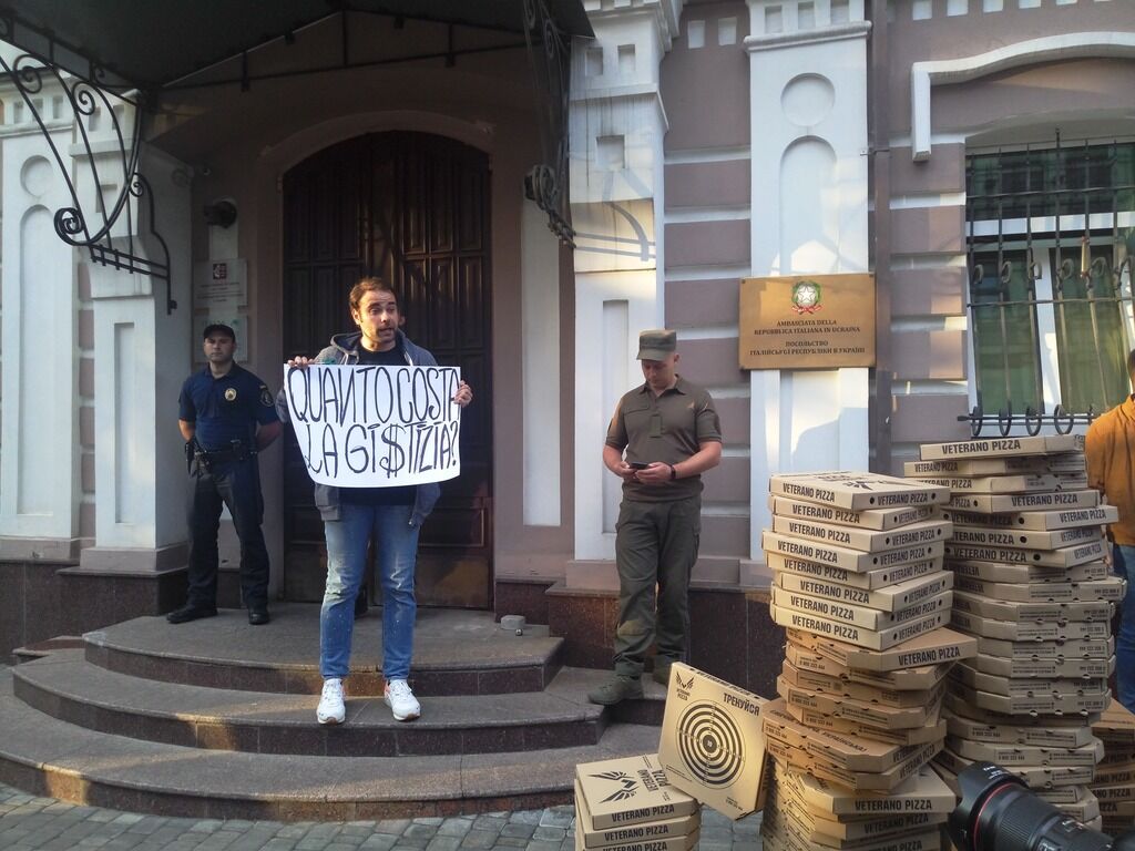Протест під посольством Італії