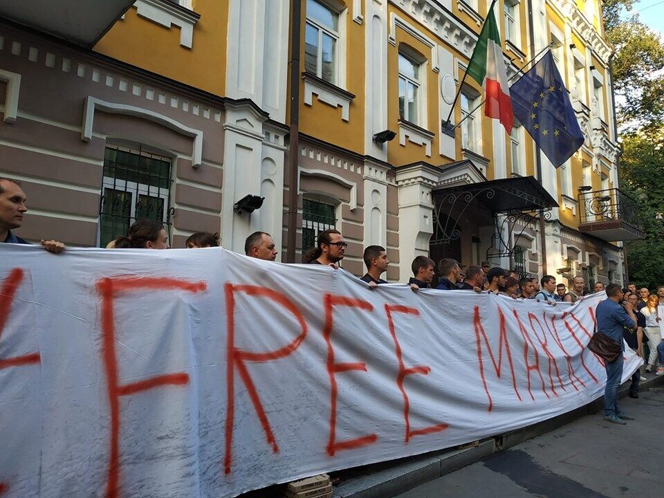 Протест под посольством Италии