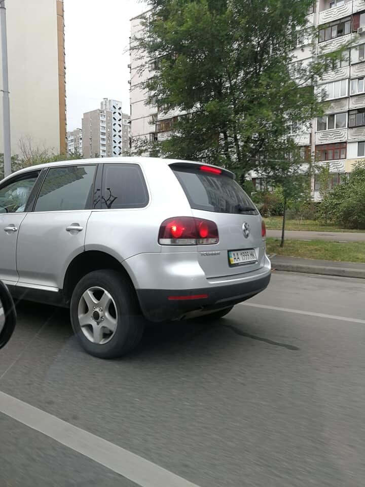 "У дебіла є іконка!" У Києві розгорівся скандал через дитину за кермом авто