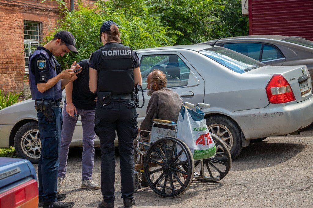 Полицейские пытались помочь