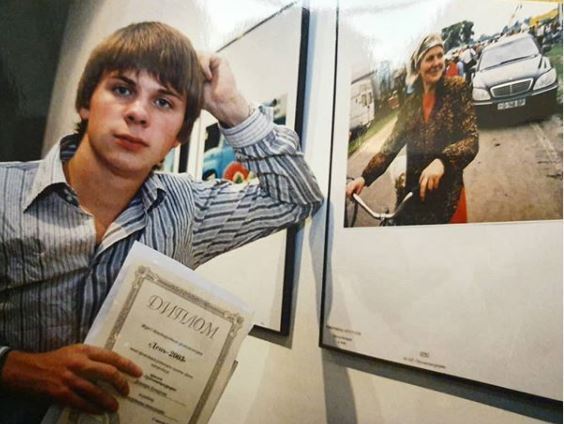 Комаров получает премию на фотовыставке газеты День в 2003 году
