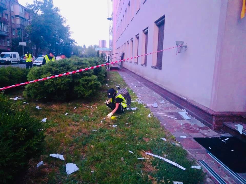 В Киеве обстреляли из гранатомета телеканал Медведчука: подробности с места ЧП