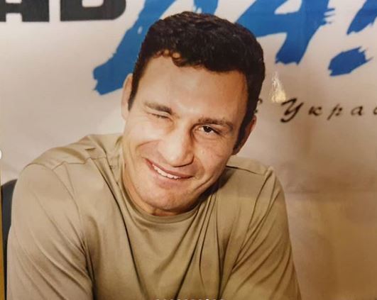 Віталій Кличко підморгує в камеру Комарову
