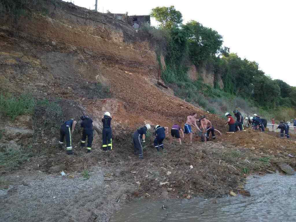 В Одессе оползень поглотил пляж: спасатели ищут под завалами людей. Фото и видео ЧП