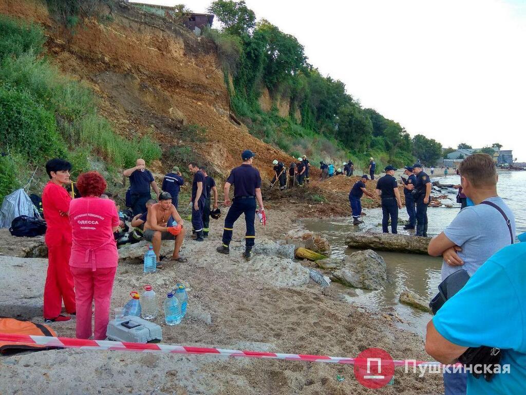 В Одесі зсув поглинув пляж: рятувальники шукають людей