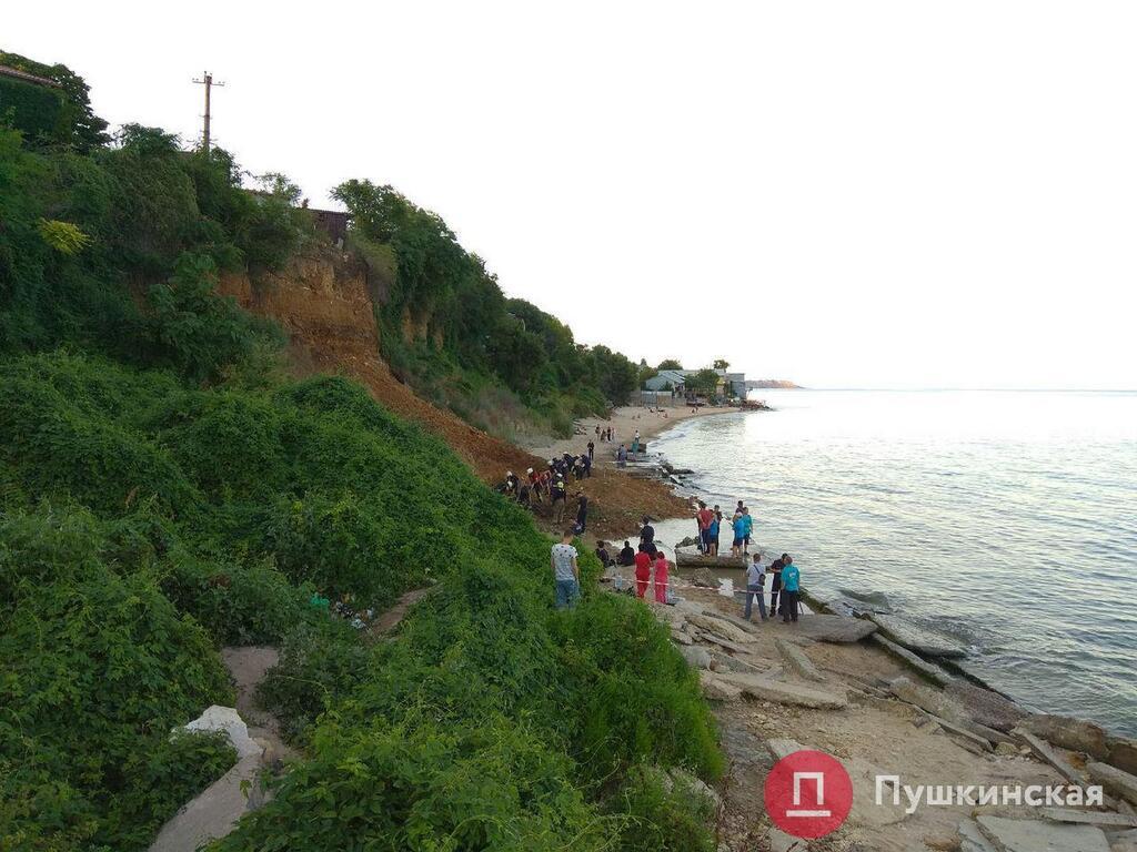 В Одессе оползень поглотил пляж: спасатели ищут под завалами людей. Фото и видео ЧП