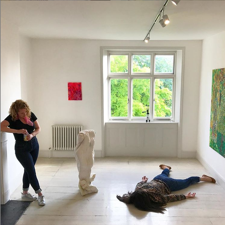 Антиселфи: блогерша фотографируется на фоне достопримечательностей, притворяясь мертвой