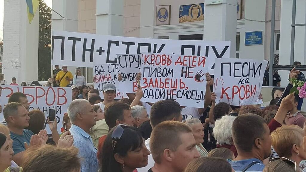 "Кров дітей пивом не заллєш": на Луганщині повстали проти співочого організатора "ЛНР"