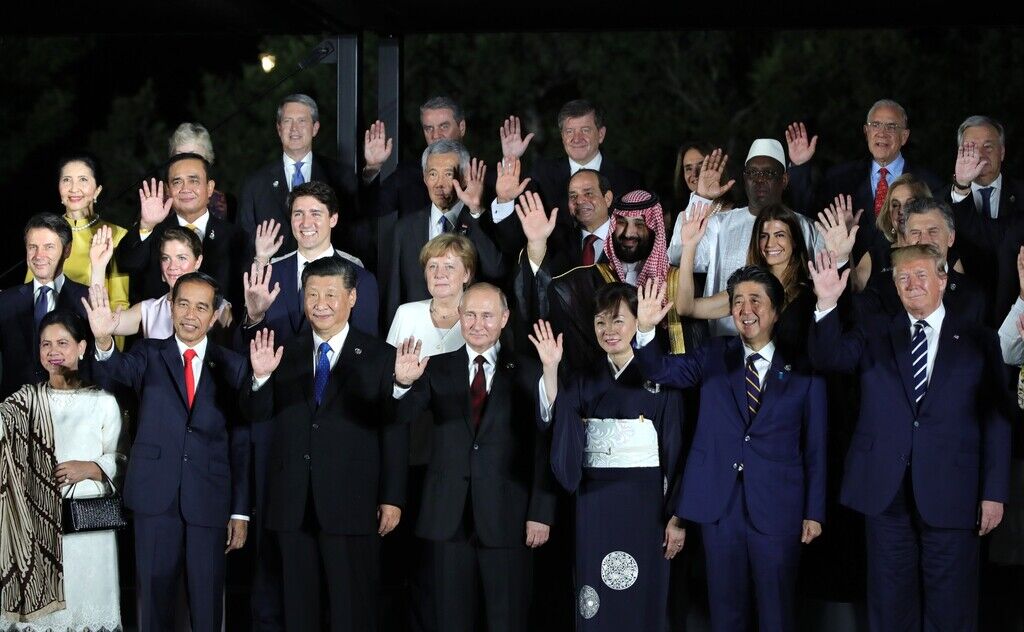 Володимир Путін на спільному фото з учасниками саміту G20 в Осаці (Японія)