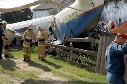 У Чечні літак впав на житловий будинок: перше відео авіакатастрофи