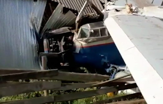 В Чечне самолет рухнул на жилой дом: первое видео авиакатастрофы