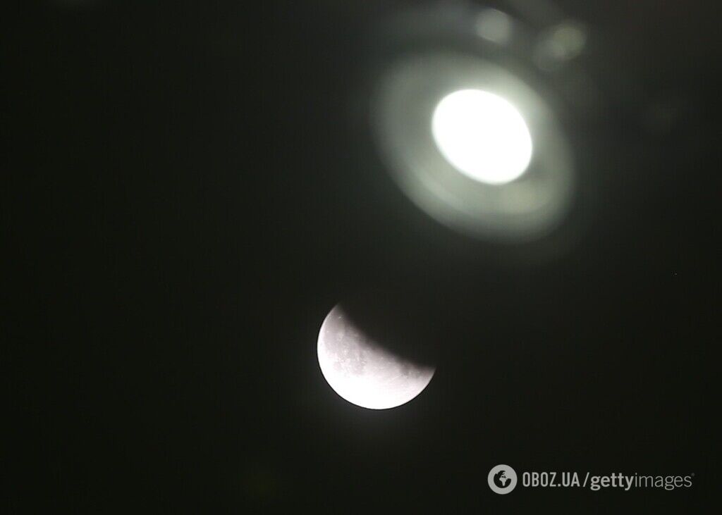 "Кровавое" лунное затмение: появились фантастические фото и видео