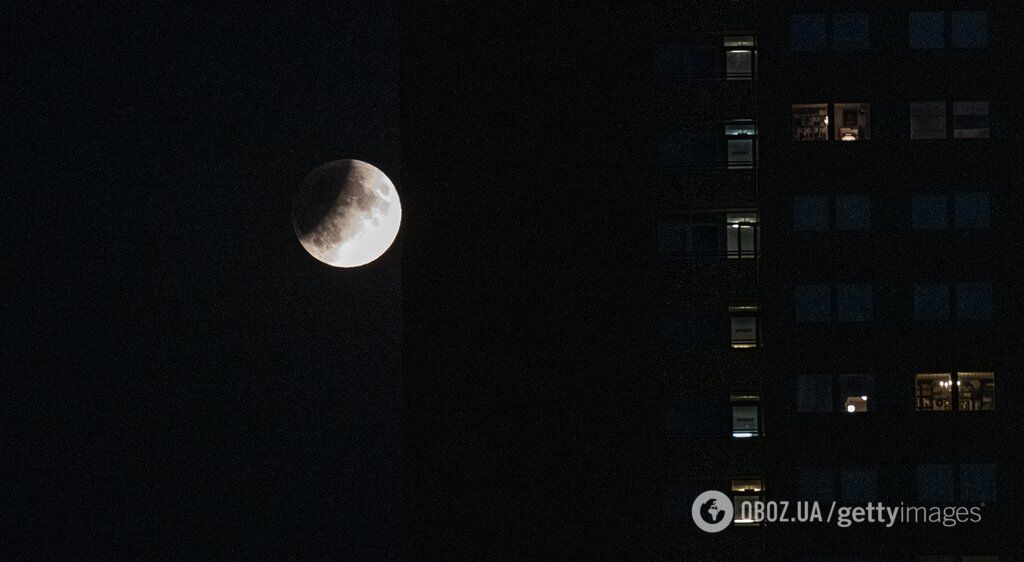 "Кровавое" лунное затмение: появились фантастические фото и видео