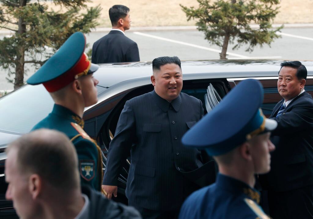 Ким Чен Ын во время своих международных поездок пользуется лимузинами Maybach S600 и Maybach S62