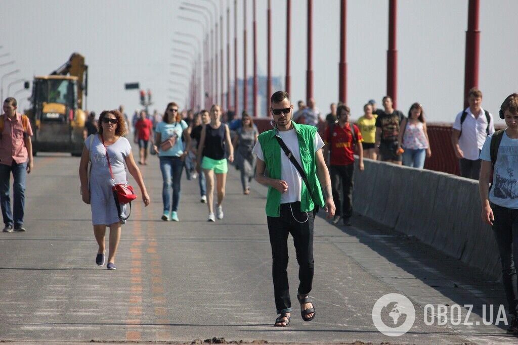 Горожане шли пешком по Новому мосту