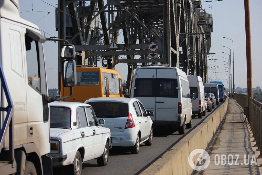 На мосту образовалась большая пробка в час пик