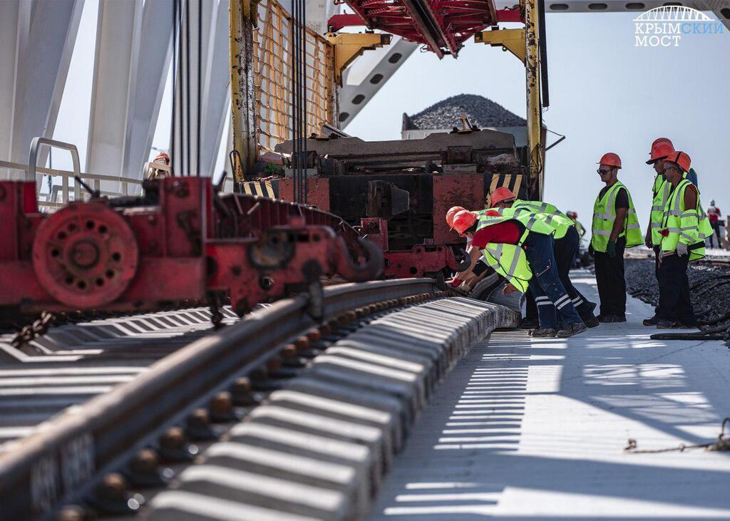 Строители Крымского моста завершили укладку рельсов на железнодорожной части транспортного перехода