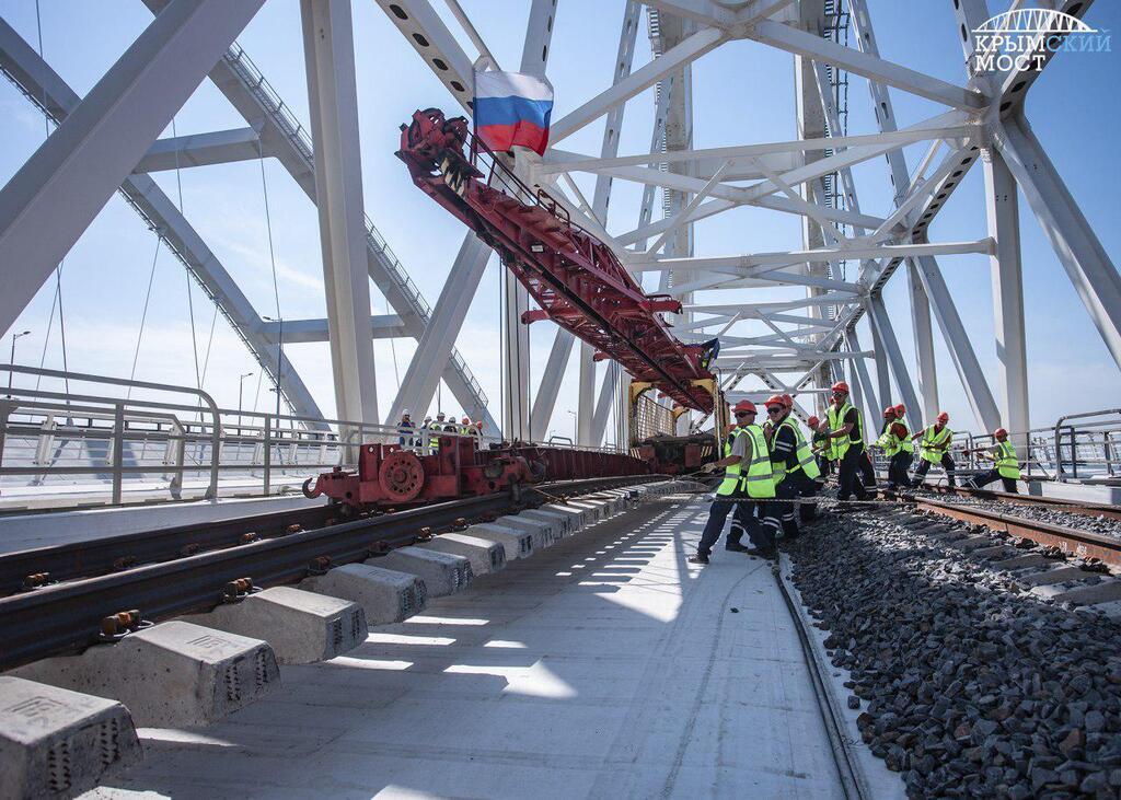 Будівельники Кримського мосту завершили укладання рейок на залізничній частині транспортного переходу