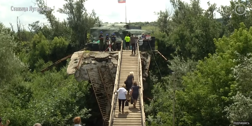 Разрушенный мост в Станице Луганской