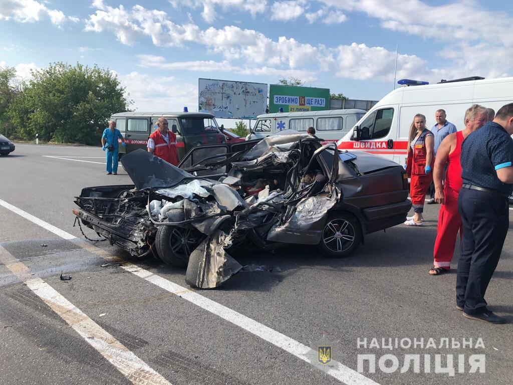 В результате удара легковушка превратилась в груду металла