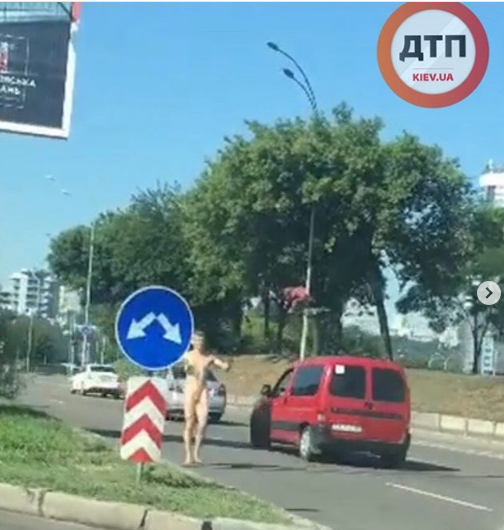 В Киеве голый мужчина "танцевал" на дороге. Видео 18+