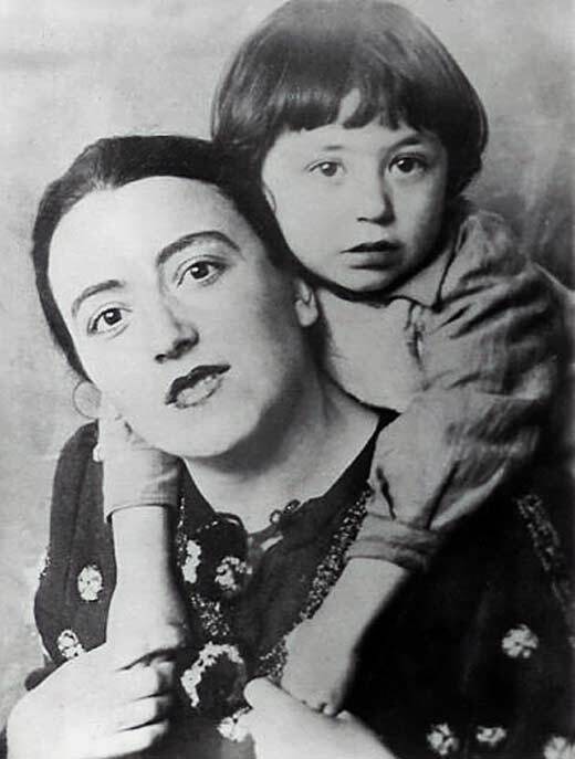 Вахтанг Кікабідзе у дитинстві з мамою