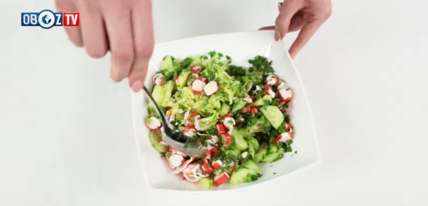 Дуже легкий і смачний рецепт салату з крабовими паличками і капустою