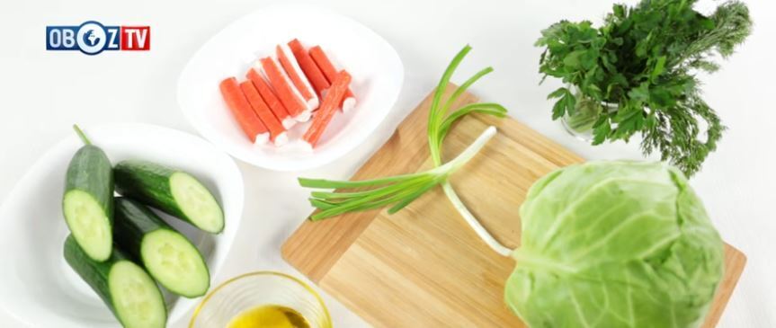 Очень легкий и вкусный рецепт салата с крабовыми палочками и капустой