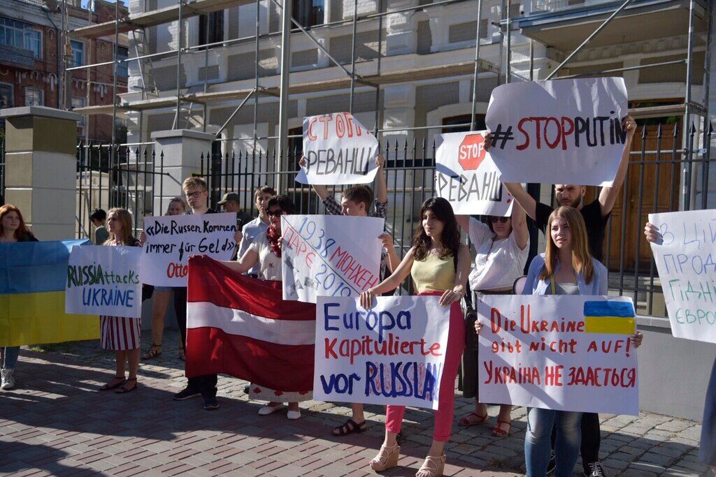 Акция протеста против возвращения России в ПАСЕ у посольства Австрии в Киеве