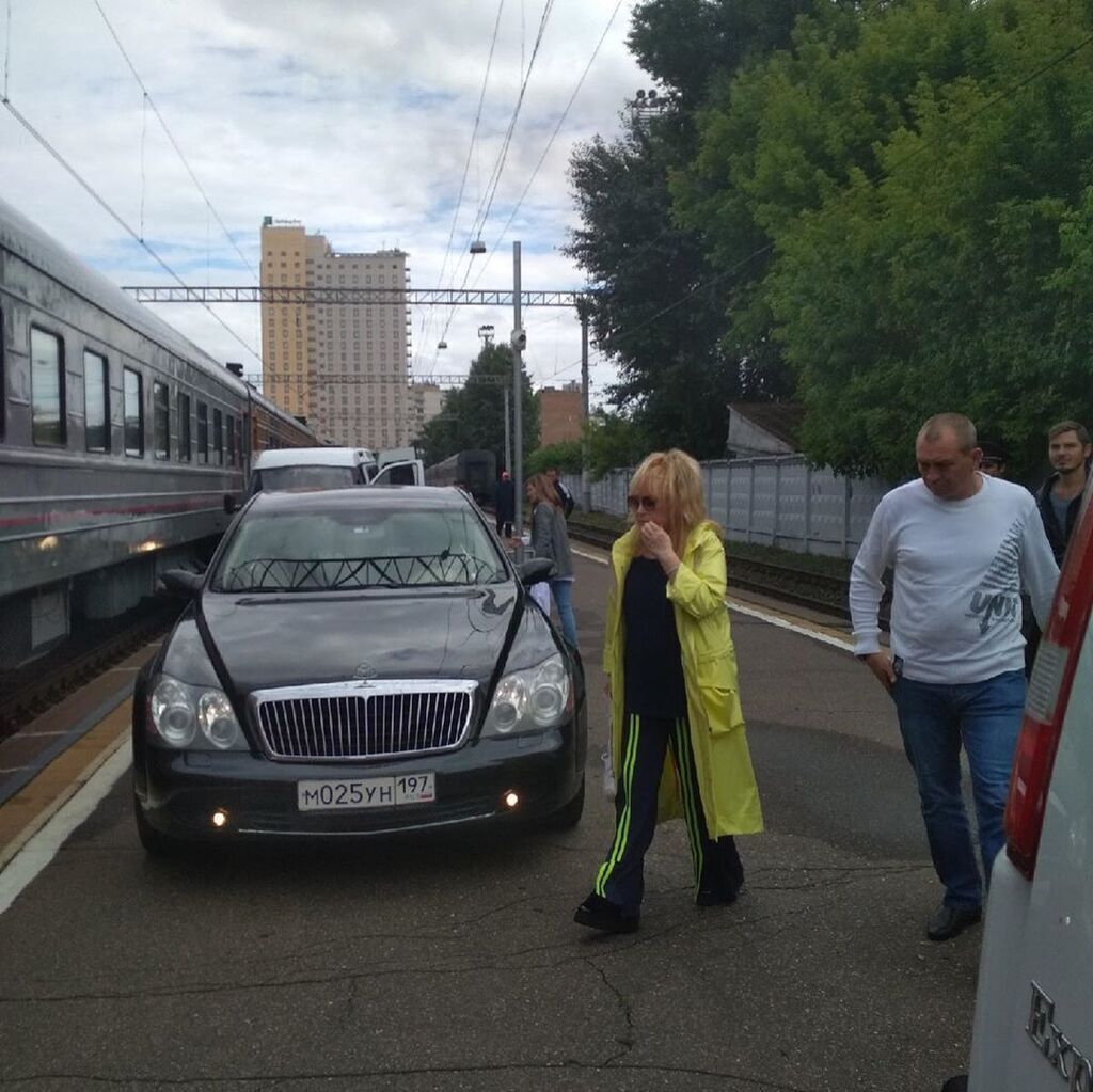 Пафосная выходка Пугачевой на вокзале: скандал получил продолжение