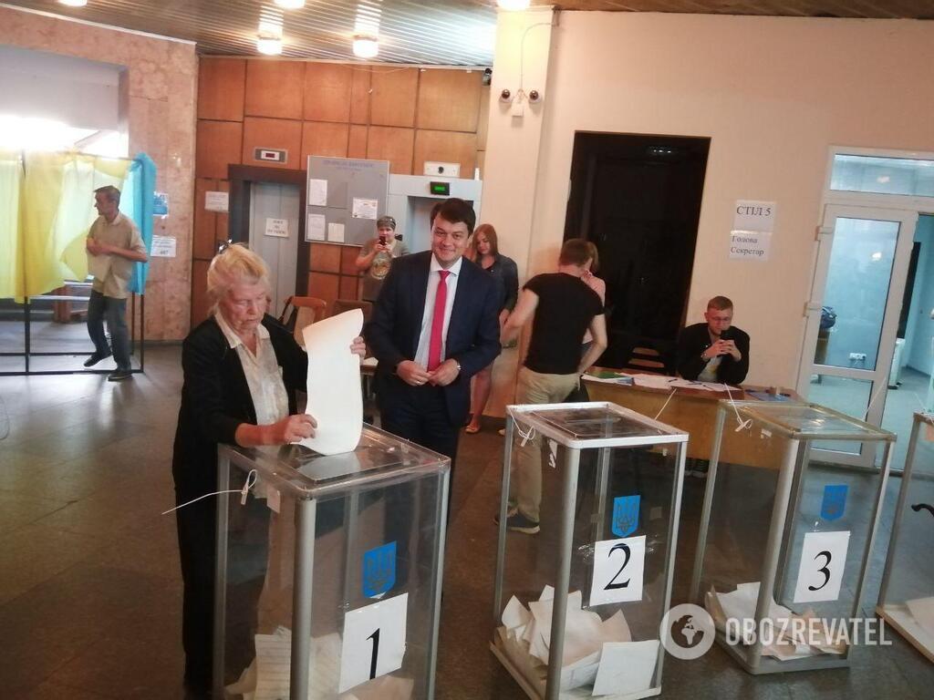 Дмитрий Разумков на избирательном участке