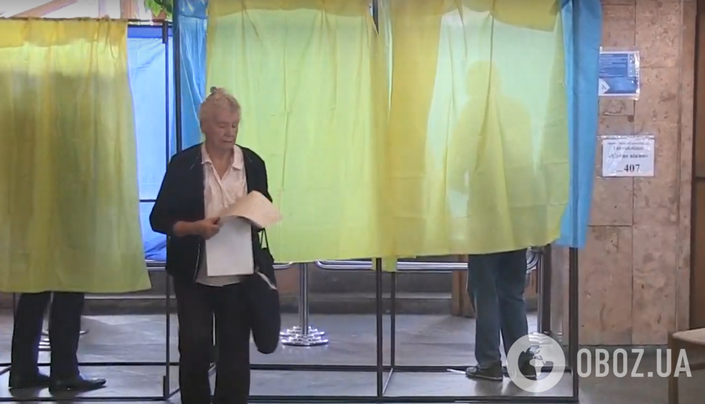 "Подыгрываете Путину!" Друг Зеленского угодил в скандал на избирательном участке. Видео