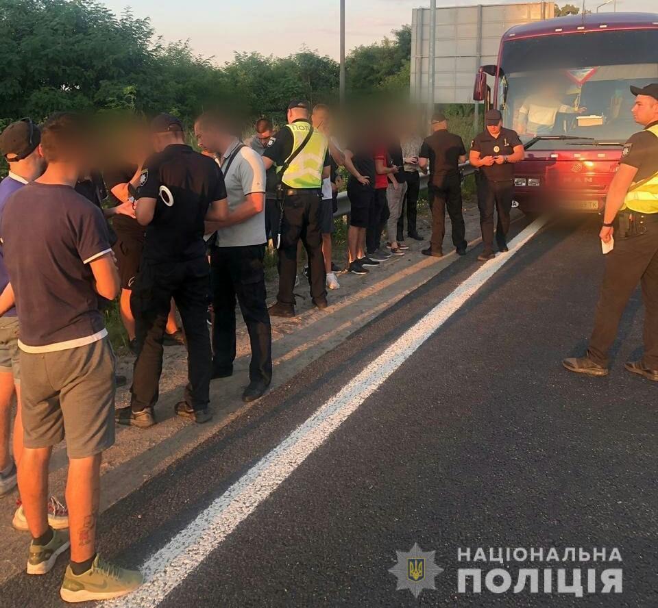 Їдуть на автобусах: поліція повідомила про стягування "підозрілих осіб" до Києва