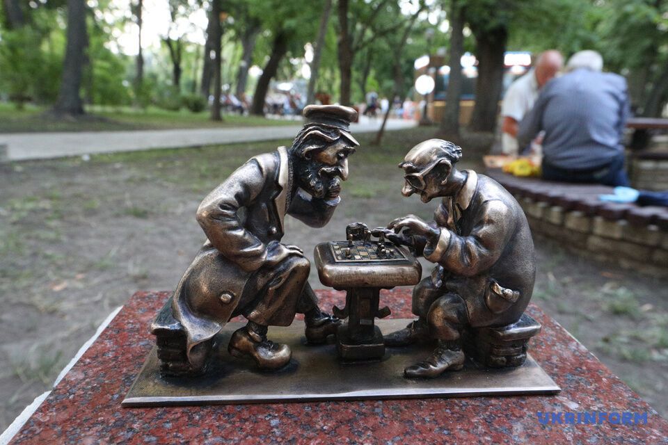 У Києві з'явилася нова скульптурка "Шукай": де її побачити