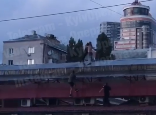 В Киеве хулиган пытался скинуть полицейского с крыши